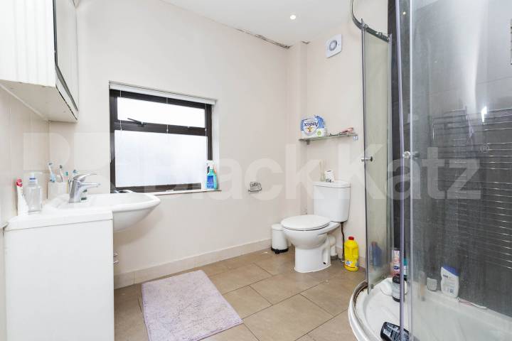 spacious 3 bedroom property with bills included except for council tax Camden Road , Holloway